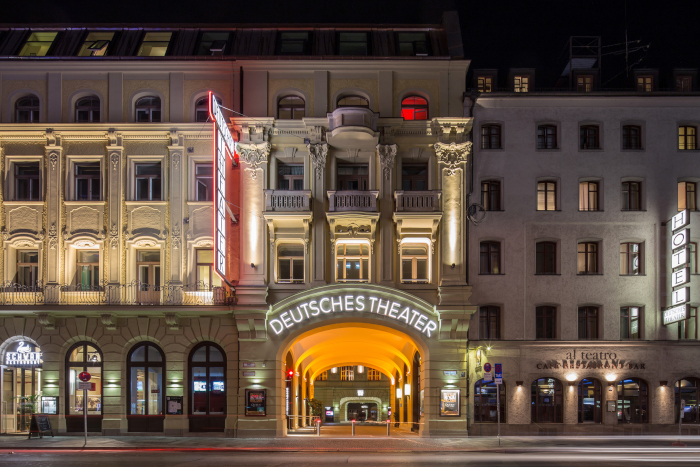 Deutsches Theater München, beleuchteter Torbogen, Foto: Robert Götzfried