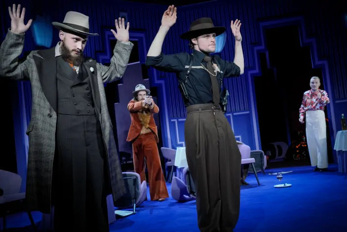 Nils Karsten, Alexandros Koutsoulis, Cedric Stern, Anton Nürnberg. Der aufhaltsame Aufstieg des Arturo Ui im Volkstheater München(c) Arno Declair