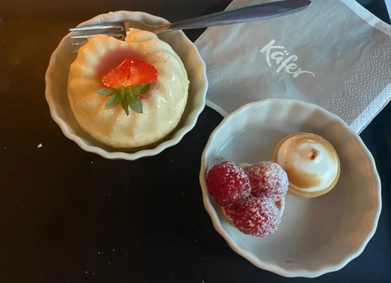 Dessertauswahl, Mangocreme und Himbeertörtchen